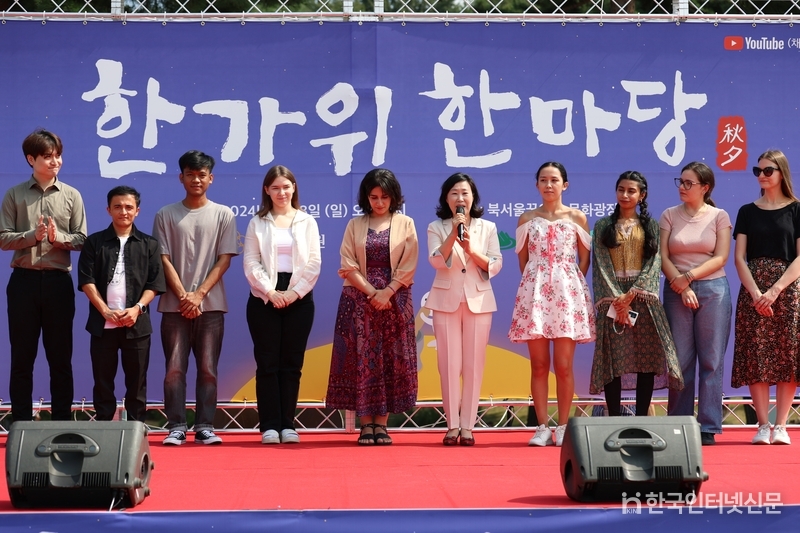 강북문화원 한가위 한마당 세계문화체험 인터내셔널월드인코리아(IWIK)의 10개국 서포터즈 소개 (사진=강북문화원)