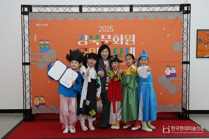 강북문화원 황정희 원장과 대상 수상자 꿈나무중창단 (사진제공=강북문화원)