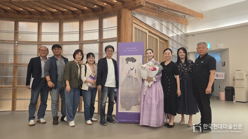 노다지 회원들과 이윤정 무용가