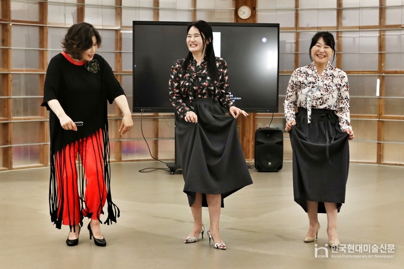 공연 중 일부 (왼쪽부터 퍼포먼스 도슨트 리사김, 나눔교육대표 서희정, 마을활동가 이경희) 사진제공 = 나눔교육