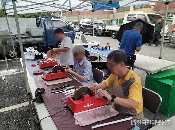‘찾아가는 칼갈이·우산수리 서비스’ 운영 모습