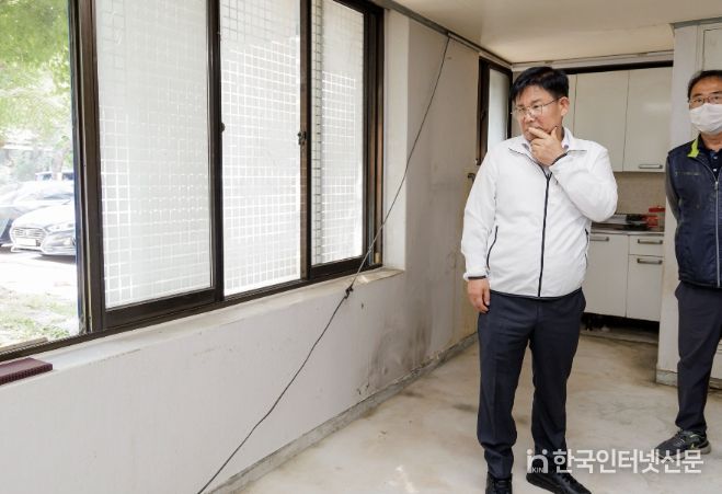 주거 취약계층 가정에 방문해 현장 점검을 하는 박강수 마포구청장