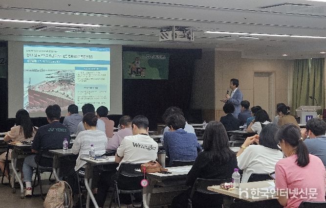 2024년 부천시 건강도시 아카데미에서 대한민국건강도시협의회 학술위원장인 변병설 교수가 교육을 진행하고 있다