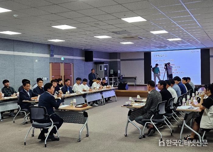 서태원 군수가 지난 6월 26일 허가민원과 공직자와 인허가 관련 이해관계인 등이 참석한 가운데 가평군 청렴문화 확산을 위해 다함께 노력해 나가자고 당부하고 있다.