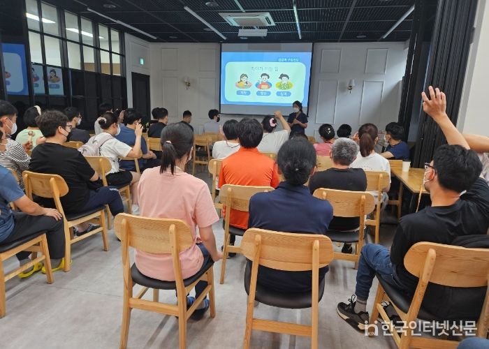 발달장애인 대상 구강교육 진행 모습