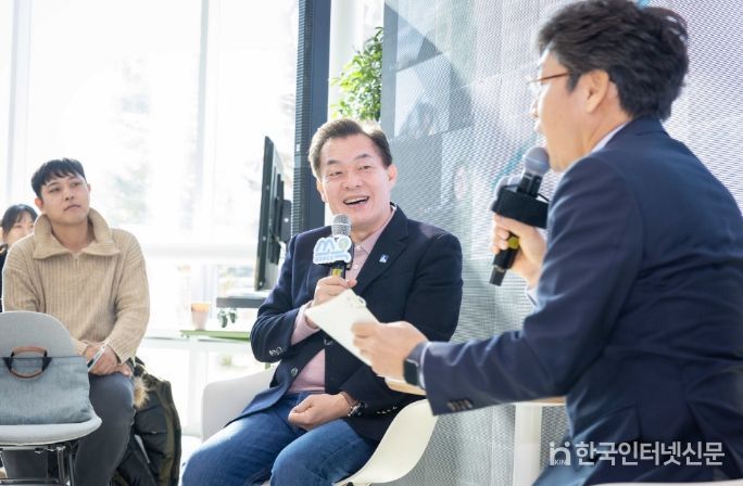 지난해 11월 열린 ‘1인 가구 정책 쇼케이스’에서 이재준 수원시장이 1인 가구와 대화하고 있다.