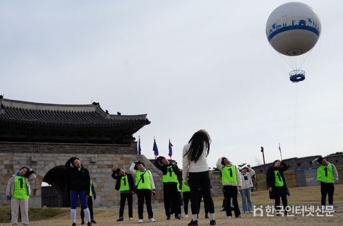 지난해 11월 창룡문 일원에서 열린 ‘1인가구 새빛 수원(One) 크루’