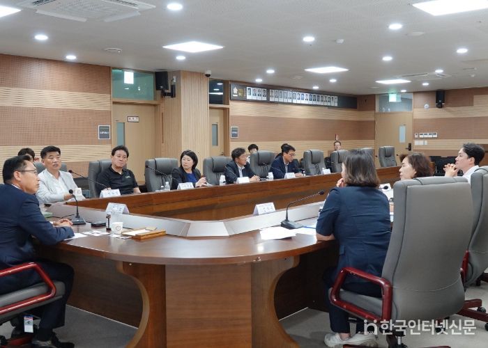 아산시의회가 7일 계양구의회와 간담회를 개최했다.