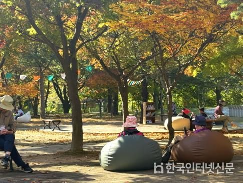 파주 단풍 명소에서 펼쳐진 독서의 향연