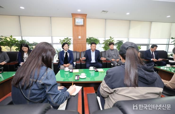 부안군의회 자치행정위원회, 학부모회 협의회와 간담회 개최