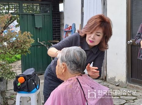 ‘당신의 재능을 쏘세요!’ 전주시 재봉틀 사업 와상·거동불편 노인을 위한 이·미용봉사 실시