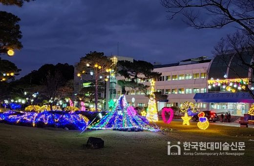 순창군청 광장, 성탄절 앞두고 화려한 조명으로 '변신'