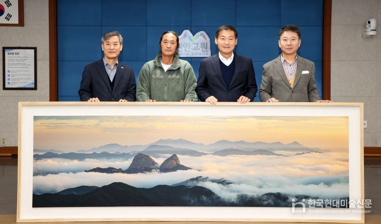 마이산 작가 정길웅, 진안군에 작품 사진 기증(왼쪽부터 김병하 진안부군수, 정길웅작가, 전춘성진안군수, 한재길 기획홍보실장)
