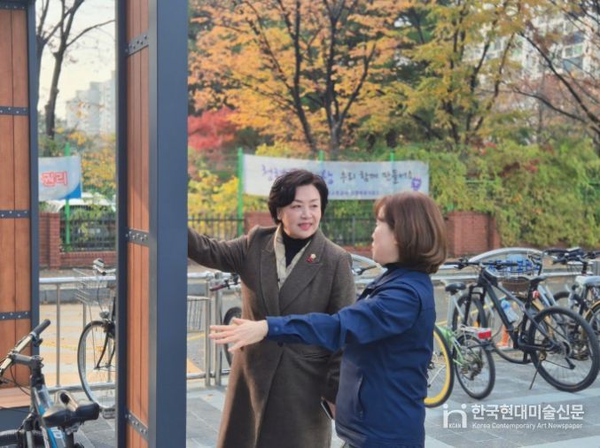 환경개선 사업이 완료 된 양천구청역 일대를 확인하고 있는 임준희 의원(좌)과 김나현 양천구청역장(우)(사진-임준희 의원 제공)