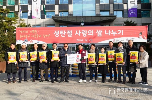 이필형 동대문구청장(사진 왼쪽 일곱 번째)이 김형준 동안교회 담임목사(사진 왼쪽 여섯 번째)를 비롯한 관계자들과 기념 촬영을 하고 있다.