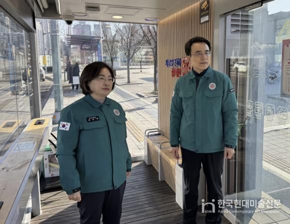 지난 24일 박희영 용산구청장(왼쪽)이 효창공원앞역 용산형 스마트쉼터에서 겨울철 한파 취약시설 점검을 실시하고 있다