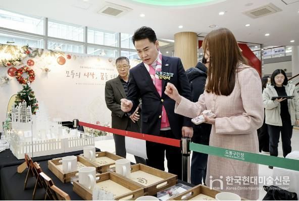 오언석 도봉구청장(가운데)이 2024 도봉구 아이디어 상품개발 작품전시회에서 구민 상품들을 둘러보고 있다