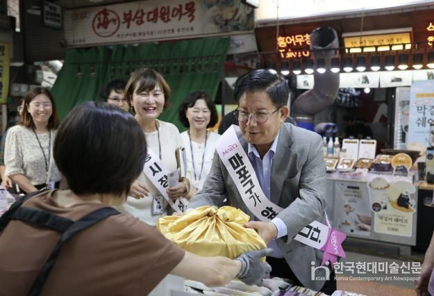 지난해 9월 추석을 앞두고 망원시장을 찾은 박강수 마포구청장이 이웃과 나눌 떡을 구매했다.