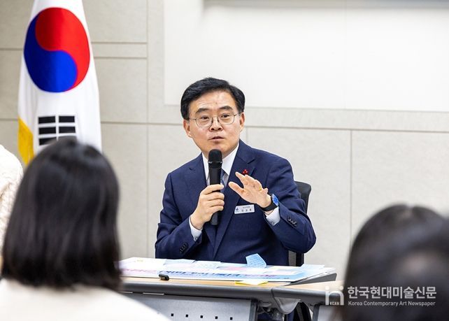 진교훈 서울 강서구청장이 구청 대회의실에서 열린 ‘대학생 행정·복지 체험단 티톡(Tea Talk) 간담회’에서 학생들과 대화하고 있다.