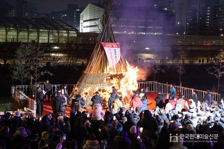 2025 정월대보름 달맞이 행사에서 구민의 새해 소망이 담긴 달집이 활활 타오르고 있다(2025. 2. 12. 중랑천변)