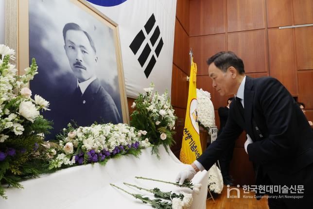 조성명 강남구청장이 10일 도산안창호기념관에서 열린 도산 안창호 선생 97주기 추모식에 참석해 헌화하고 있다.