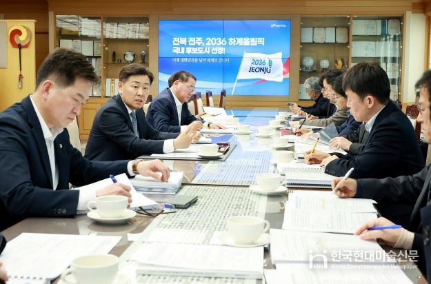 21일 전북특별자치도청 회의실에서 김관영 도지사 주재로 각 실국장이 참석한 가운데 ‘2026년 국가예산 신규사업 발굴보고회’를 열고, 국가예산 신규사업 발굴 상황을 점검하며 확보 전략을 논의하고 있다.