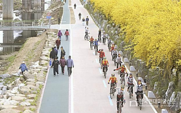 서대문구 홍제천 변에서 자전거를 즐기는 시민들 모습.