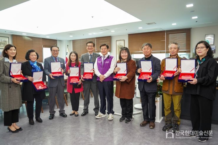 이필형 동대문구청장(사진 가운데)과 우수 기탁자들이 기념촬영을 하고있다.
