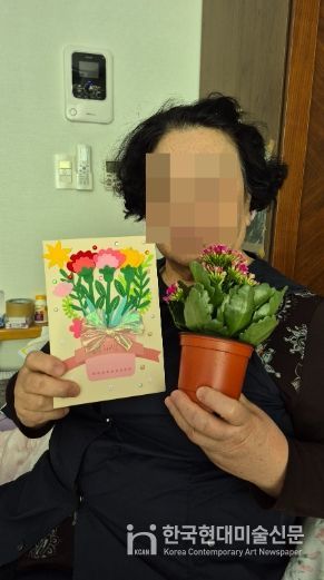 의왕시사랑채노인복지관, 관내 초등학생들로부터 독거 노인 위한‘사랑의 카드’전달 받아