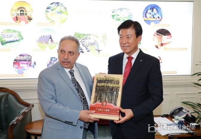 지난해 9월 박범인 금산군수 튀르키예 탈라스구 방문 기념사진(왼쪽부터 무스타파얄츤 탈라스구청장, 박범인 금산군수)