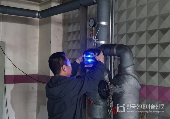 강북구가 이동형 포집기를 설치하고 있다.