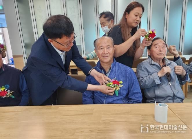 장수군 산서면 청년회, 어버이날 맞이 카네이션 달아드리기 행사 추진