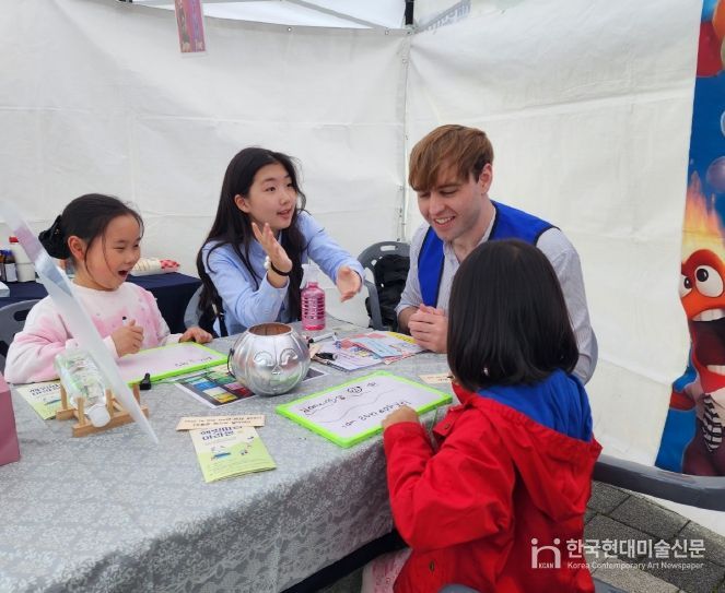 ‘책빛따라 아라온’ 축제에서 영어 체험 부스 운영