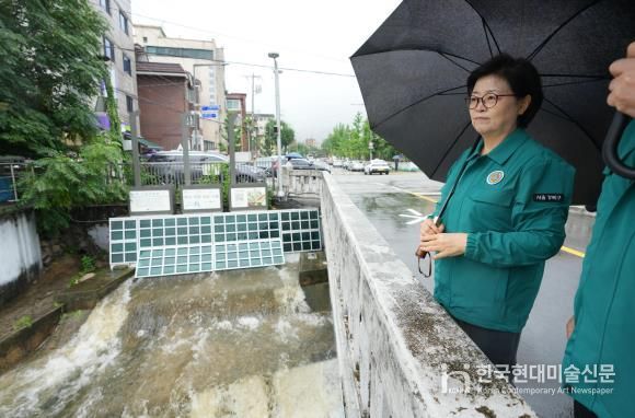 지난해 풍수해 대비 현황을 점검하고 있는 이순희 강북구청장의 모습