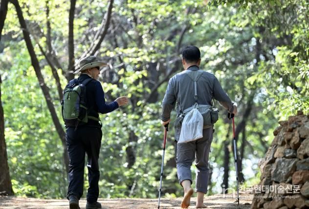 이달 12일 오후 등산객들이 서대문구 홍은2동 ‘백련산 맨발길’을 걷고 있다.