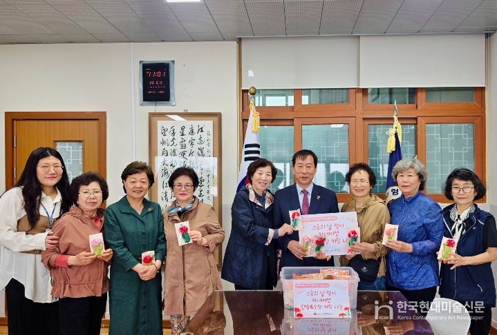 스승의 날 맞아 손뜨개 카네이션 전달