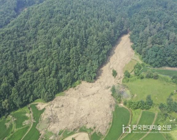 집중호우로 인해 나무와 토석류가 유출된 사진(2023년도)