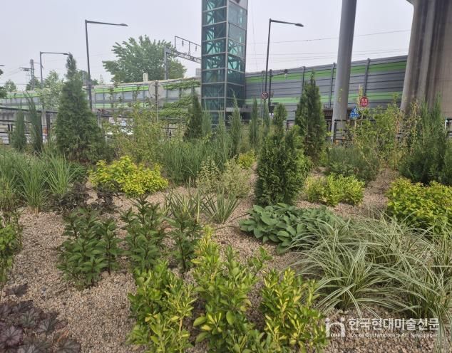 응봉교 하부 교통섬에 조성된 정원 모습