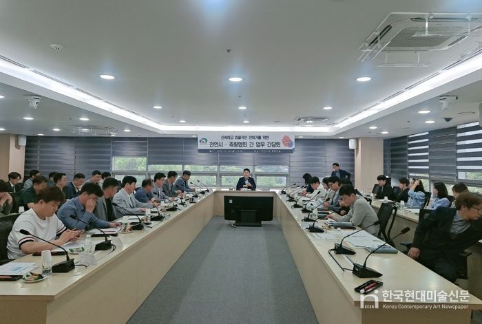 1. 천안시는 지난 16일 시청 중회의실에서 천안시 측량협회와 간담회를 개최했다.