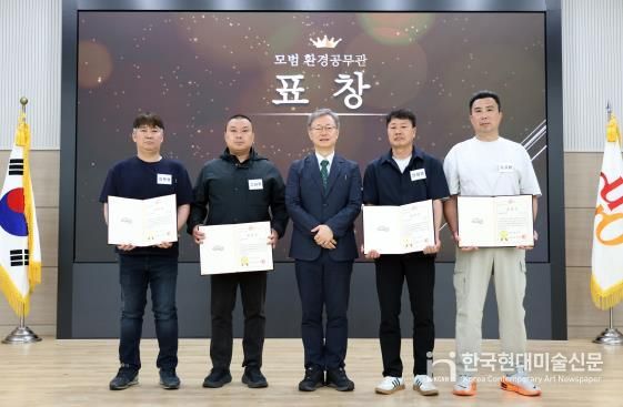 장인홍 구로구청장(가운데)이 표창 수여 후 기념촬영을 하고 있다.