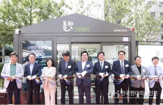 지난 21일, 박일하 동작구청장(가운데)을 비롯한 동작구·KT 관계자들이 사당역 8번 출구 교통섬에 조성된 ‘동작그린쉼터’ 개소식에서 커팅식을 하고 있다