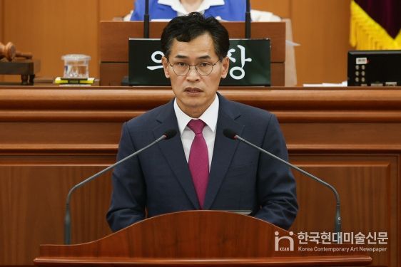 제313회 양천구의회 제1차 정례회에서 추경예산안을 설명중인 이 구청장