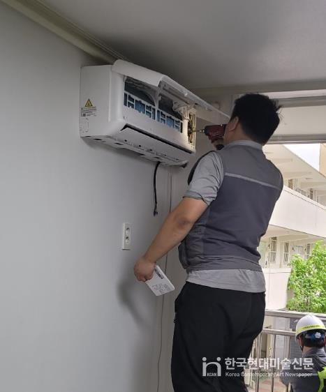 벽걸이형 에어컨을 설치하는 모습