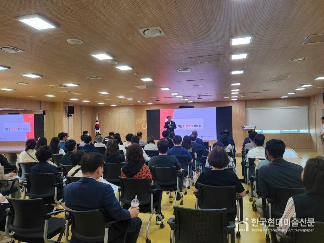 5월 27일 하남시장애인복지관 2층 강당에서 열린 ‘지정갱신제 설명회’에서 이현재 하남시장이 인사말을 건네고 있다.