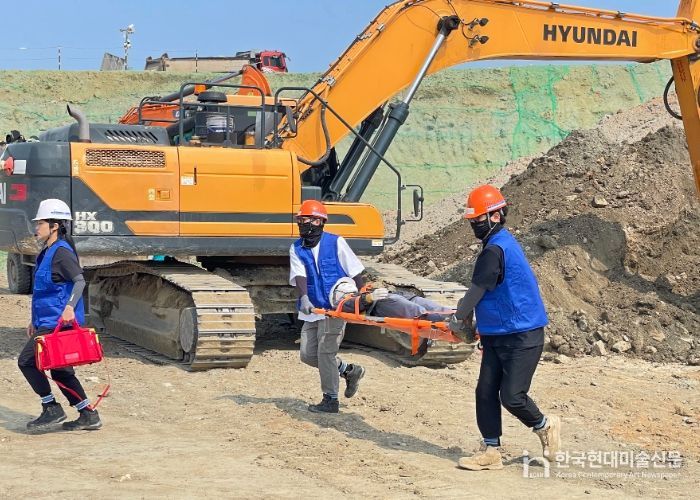 2025년도 상반기 건설현장 재난대응 훈련을 진행하고 있다 / 사진 제공 = 인천항만공사