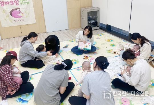 '동대문구 초보엄마 모임' 참여자들이 수업을 듣고 있다