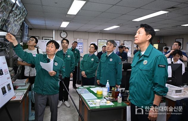 오세훈 서울시장이 2일(월) 충무로역을 찾아 ‘스마트CCTV’로 역사 내 안전을 점검하고 있다.