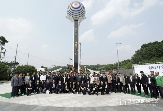 성남시청 공원으로 옮겨와 새로 건립한 현충탑 제막식(5.27) 때