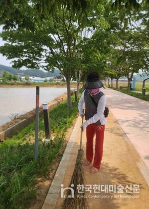 맥문동 산책길에 ‘배려빗자루’ 5곳 설치