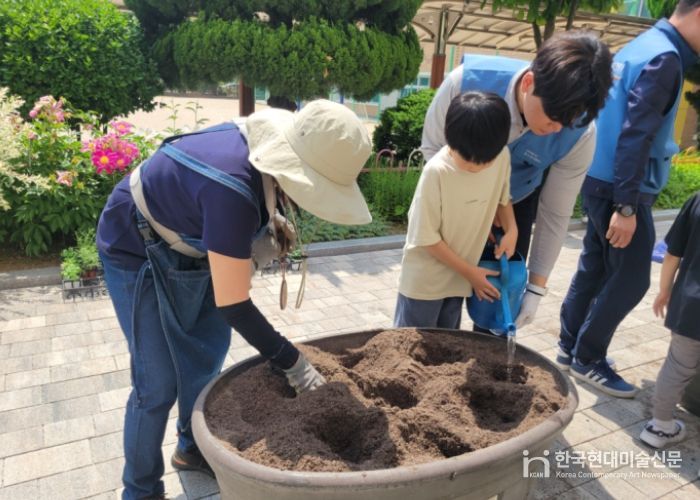 율동초등학교 상자텃밭 허브모종 심기 활동